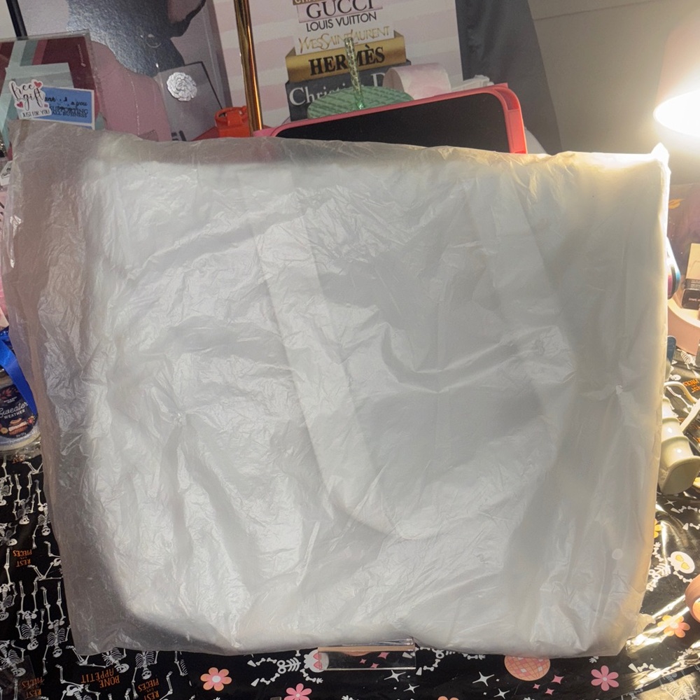 NIP (new in packaging) Elegant White Tote Bag